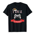 Comic Christmas Gamer I PAUSE FOR PRESENTS Gaming Gift T-Shirt