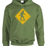 BIGFOOT CROSSING – sasquatch squatchin’ gag – Mens Hoodie, L, Militia
